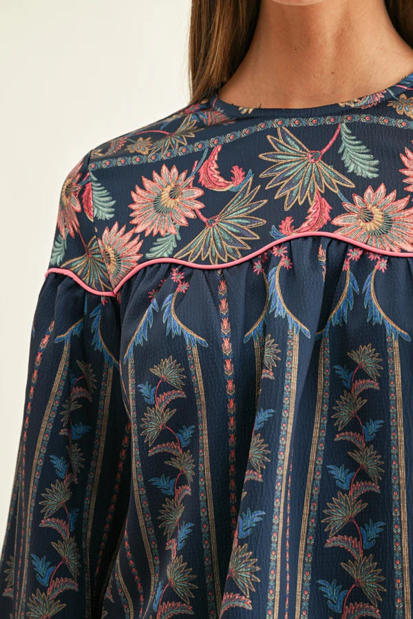 Contrast Scallop Piping Long Sleeve Top