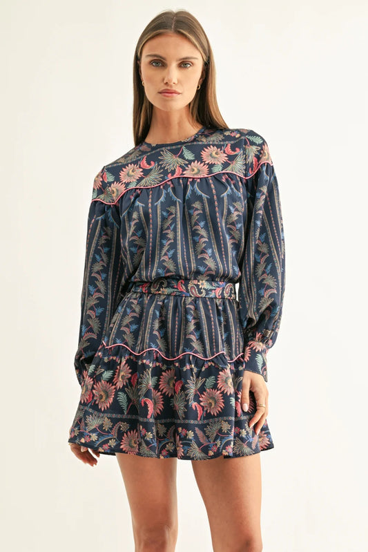 Contrast Scallop Piping Long Sleeve Top